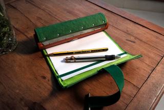 Rollgut Avocado transitional, lying on a table